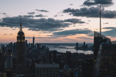 Manhattan 'ın gökdelenleri ve gökdelenlerinin gökyüzü manzarası New York şehrinin arka planında yer almaktadır.