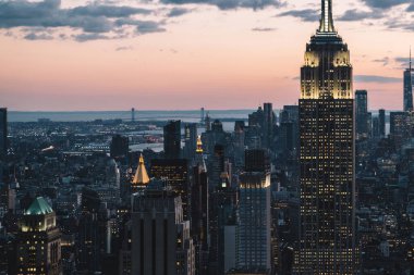 New York 'un Manhattan bölgesindeki parlayan gökdelenlerin hava manzarası. Ünlü Empire State Binası, güzel siluet arkaplan, mükemmel duvar kağıdı.