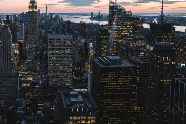 Manhattan 'ın merkezindeki gökdelenlerin ve kulelerin gökyüzü manzarası. Akşam günbatımında gökyüzü. Finansal bölgenin manzarası ünlü New York simgesi, aydınlanmış Empire State Binası