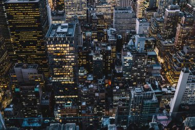 Manhattan 'ın merkezindeki gökdelenlerin ve kulelerin gökyüzü manzarası. Akşam günbatımında gökyüzü. Finansal bölgenin manzarası ünlü New York simgesi, aydınlanmış Empire State Binası