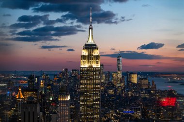 New York 'un Manhattan semtinde parlayan gökdelenler ve bulutlu gökdelenler.