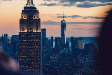 New York 'un Manhattan bölgesindeki parlayan gökdelenlerin hava manzarası. Ünlü Empire State Binası, güzel siluet arkaplan, mükemmel duvar kağıdı.