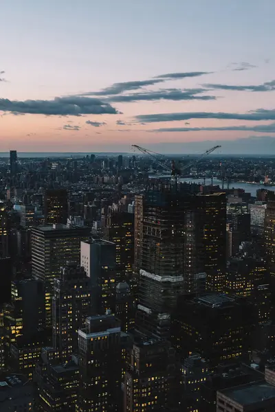 Manhattan 'ın merkezindeki gökdelenlerin ve kulelerin gökyüzü manzarası. Akşam günbatımında gökyüzü. Finansal bölgenin manzarası ünlü New York simgesi, aydınlanmış Empire State Binası