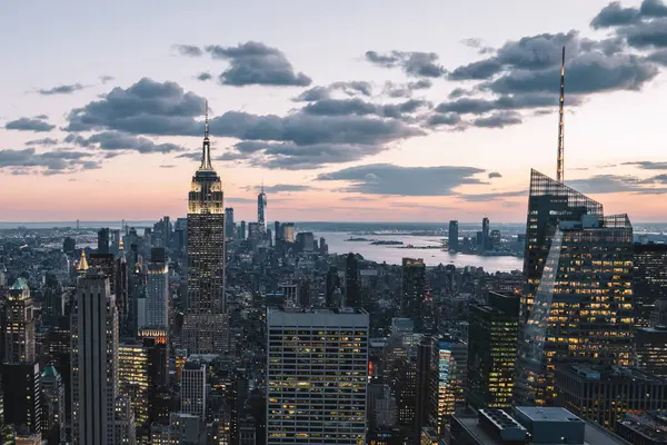 Manhattan 'ın merkezindeki gökdelenlerin ve kulelerin gökyüzü manzarası. Akşam günbatımında gökyüzü. Finansal bölgenin manzarası ünlü New York simgesi, aydınlanmış Empire State Binası
