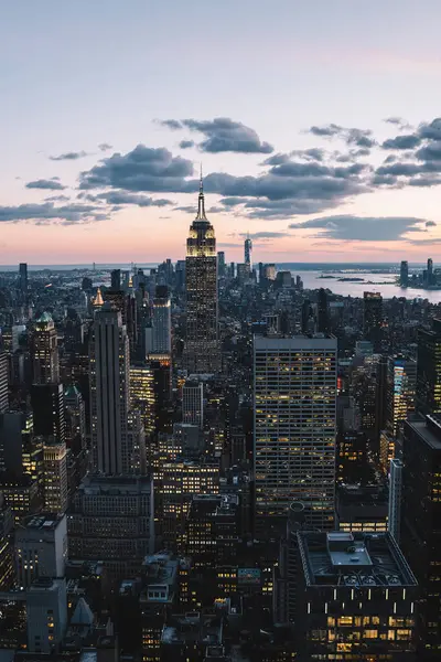 Manhattan 'ın merkezindeki gökdelenlerin ve kulelerin gökyüzü manzarası. Akşam günbatımında gökyüzü. Finansal bölgenin manzarası ünlü New York simgesi, aydınlanmış Empire State Binası