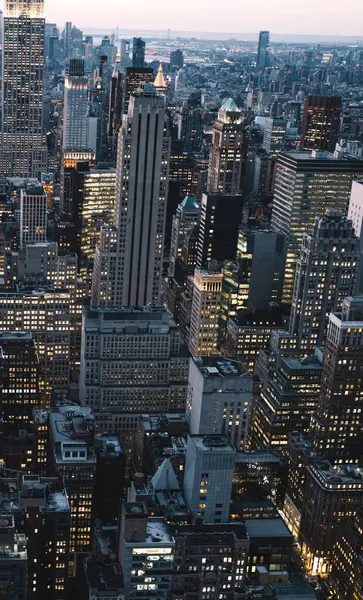 Manhattan 'ın merkezindeki gökdelenlerin ve kulelerin gökyüzü manzarası. Akşam günbatımında gökyüzü. Finansal bölgenin manzarası ünlü New York simgesi, aydınlanmış Empire State Binası