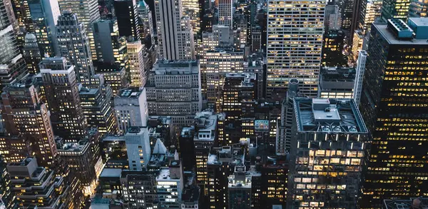 Akşam saatlerinde New York 'ta çeşitli yüksek Manhattan yapılarının ve gökdelenlerin gökdelenlerinin gökyüzü manzarası.