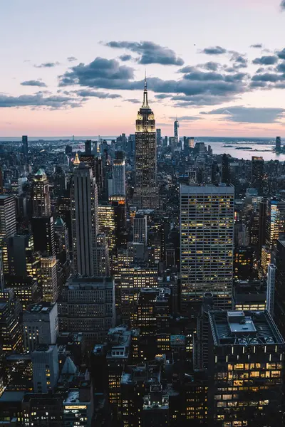 Manhattan 'ın merkezindeki gökdelenlerin ve kulelerin gökyüzü manzarası. Akşam günbatımında gökyüzü. Finansal bölgenin manzarası ünlü New York simgesi, aydınlanmış Empire State Binası