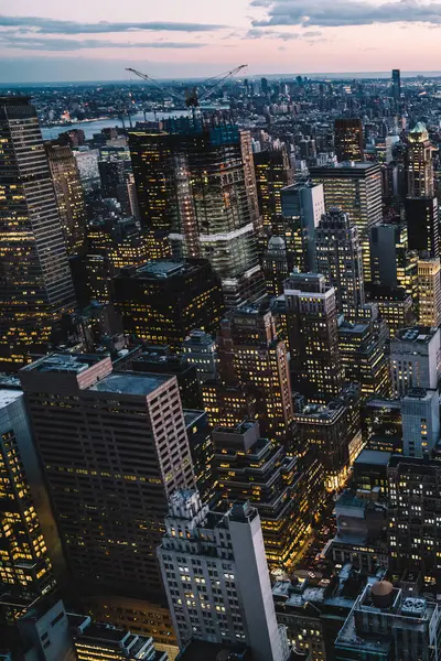 Manhattan 'ın merkezindeki gökdelenlerin ve kulelerin gökyüzü manzarası. Akşam günbatımında gökyüzü. Finansal bölgenin manzarası ünlü New York simgesi, aydınlanmış Empire State Binası