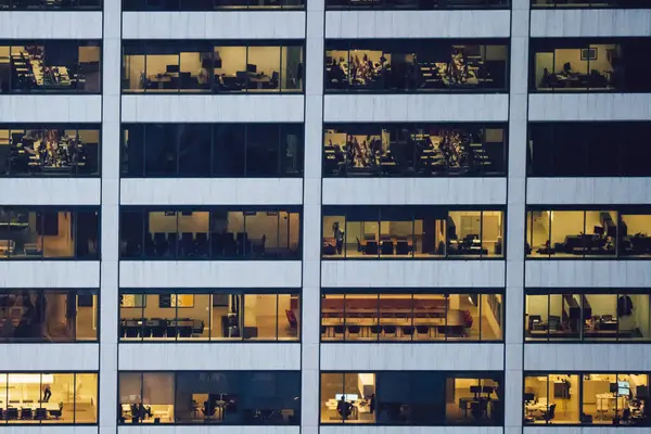 Manhattan 'ın çeşitli yüksek gökdelenlerinin gökdelenlerinin gökdelenleri. New York' ta akşam saatlerinde pencereleri açık olan binalar. Metropolis 'in gece hayatı, ofisler ve gayrimenkul. Şehir merkezindeki yapılar