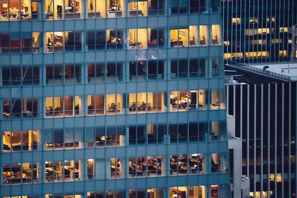 Manhattan 'ın çeşitli yüksek gökdelenlerinin gökdelenlerinin gökdelenleri. New York' ta akşam saatlerinde pencereleri açık olan binalar. Metropolis 'in gece hayatı, ofisler ve gayrimenkul. Şehir merkezindeki yapılar