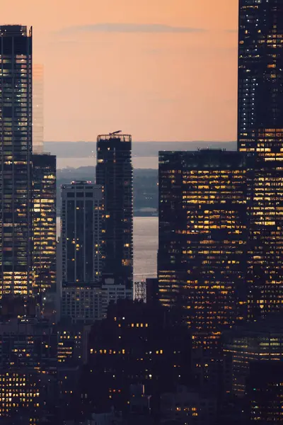 Manhattan 'ın çeşitli yüksek gökdelenlerinin gökdelenlerinin gökdelenleri. New York' ta akşam saatlerinde pencereleri açık olan binalar. Metropolis 'in gece hayatı, ofisler ve gayrimenkul. Şehir merkezindeki yapılar