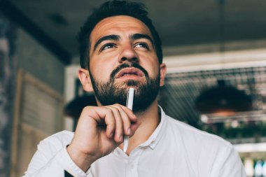 Hayalperest Kafkasyalı adam kafeteryada blog yayınlama fikri üzerine kafa yoruyor, yaratıcı erkek yazar kitap ve not defterini tutarak yaratıcı süreçlere odaklanıyor.