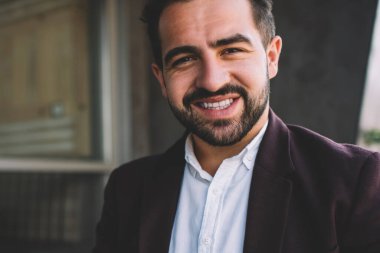 Kafkas sakallı neşeli iş adamının yarım boy portresi cep telefonu taraması yapıyor, mutlu erkek girişimci iyi 4G bağlantısından memnun dışarıda oturan akıllı telefondan posta gönderiyor.