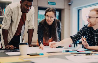 Üniversite projesi için işbirliği yapan çok kültürlü hippi çocuklar öğrenme sürecinde ortaklık kurmaktan keyif alıyorlar. Zeki sıradan öğrenciler araştırma için fikir alışverişinde bulunuyor.