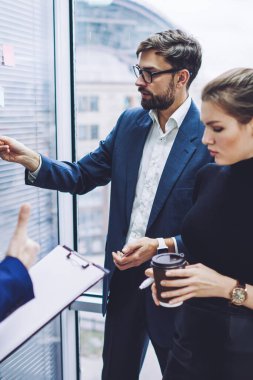 Zeki erkek ve kadın yöneticiler şirket için iş planı üzerinde kafa yoruyor. Resmi olarak zeki insanlardan oluşan yaratıcı bir grup. Birlikte yeni bir projeye başlayıp çubuk üzerine notlar almayı düşünüyorlar.