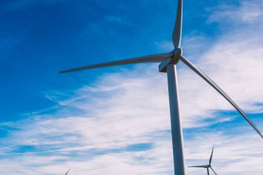 Rüzgar enerjisi üreten temiz eko enerji ve iklim değişikliğine doğal kaynakları tasarrufu dönen türbinleri pervaneler kuşlar göz görünümü. Dostu teknoloji ile alternatif elektrik üretimi
