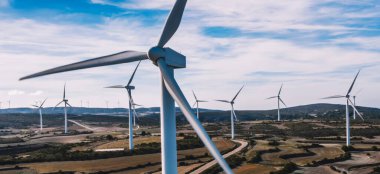 Rüzgar enerjisi üreten temiz eko enerji ve iklim değişikliğine doğal kaynakları tasarrufu dönen türbinleri pervaneler kuşlar göz görünümü. Dostu teknoloji ile alternatif elektrik üretimi
