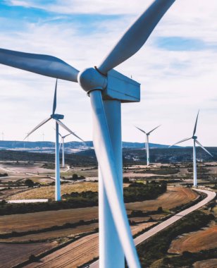 Rüzgar enerjisi üreten temiz eko enerji ve iklim değişikliğine doğal kaynakları tasarrufu dönen türbinleri pervaneler kuşlar göz görünümü. Dostu teknoloji ile alternatif elektrik üretimi