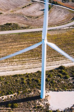Rüzgar enerjisi üreten temiz eko enerji ve iklim değişikliğine doğal kaynakları tasarrufu dönen türbinleri pervaneler kuşlar göz görünümü. Dostu teknoloji ile alternatif elektrik üretimi