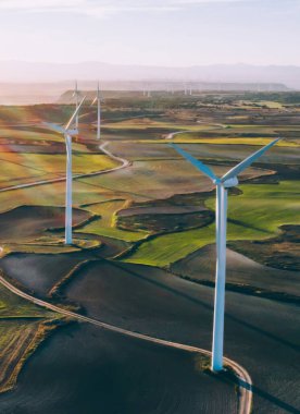 Yenilenebilir yel değirmenlerinin hava manzaralı türbinleri tarım alanına ekolojik güç sağlıyor ve denizin yanındaki geniş tarım çayırlarında esen rüzgârdan enerji alıyor. Alternatif elektrik