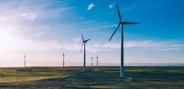 Rüzgar enerjisi üreten temiz eko enerji ve iklim değişikliğine doğal kaynakları tasarrufu dönen türbinleri pervaneler kuşlar göz görünümü. Dostu teknoloji ile alternatif elektrik üretimi