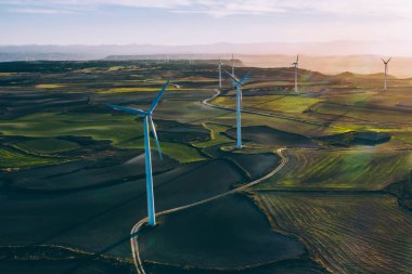 Yenilenebilir yel değirmenlerinin hava manzaralı türbinleri tarım alanına ekolojik güç sağlıyor ve denizin yanındaki geniş tarım çayırlarında esen rüzgârdan enerji alıyor. Alternatif elektrik