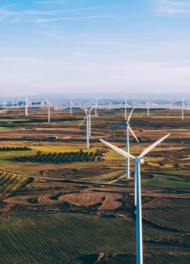 Yenilenebilir yel değirmenlerinin hava manzarası türbinlerin tarım alanına ekolojik güç sağlayarak geniş tarım çayırlarında rüzgarın eseceği enerjiyi sağlıyor. Alternatif elektrik üretimi