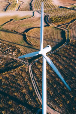 Yenilenebilir yel değirmenlerinin hava manzaralı türbinleri tarım alanına ekolojik güç sağlıyor ve denizin yanındaki geniş tarım çayırlarında esen rüzgârdan enerji alıyor. Alternatif elektrik
