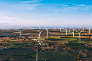 Türbin pervaneleri havadan görünümü rüzgar enerjisinden dönen temiz eko enerji üreten ve iklim değişikliğine doğal kaynakları tasarruf. Dostu teknoloji ile alternatif elektrik üretimi