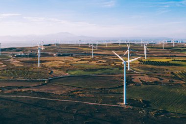 Türbin pervaneleri havadan görünümü rüzgar enerjisinden dönen temiz eko enerji üreten ve iklim değişikliğine doğal kaynakları tasarruf. Dostu teknoloji ile alternatif elektrik üretimi