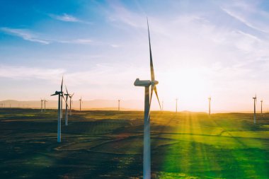 Türbin pervaneleri havadan görünümü rüzgar enerjisinden dönen temiz eko enerji üreten ve iklim değişikliğine doğal kaynakları tasarruf. Dostu teknoloji ile alternatif elektrik üretimi