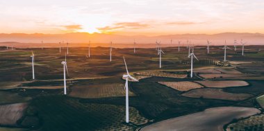 Yenilenebilir yel değirmenlerinin hava manzarası türbinlerin tarım alanına ekolojik güç sağlayarak geniş tarım çayırlarında rüzgarın eseceği enerjiyi sağlıyor. Alternatif elektrik üretimi