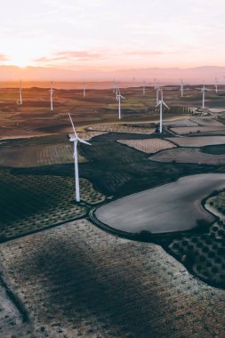 Türbin pervaneleri havadan görünümü rüzgar enerjisinden dönen temiz eko enerji üreten ve iklim değişikliğine doğal kaynakları tasarruf. Dostu teknoloji ile alternatif elektrik üretimi