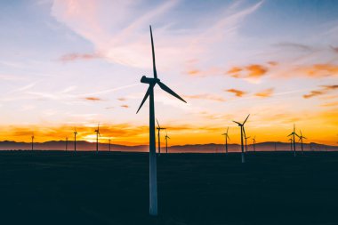 Türbin pervaneleri havadan görünümü rüzgar enerjisinden dönen temiz eko enerji üreten ve iklim değişikliğine doğal kaynakları tasarruf. Dostu teknoloji ile alternatif elektrik üretimi