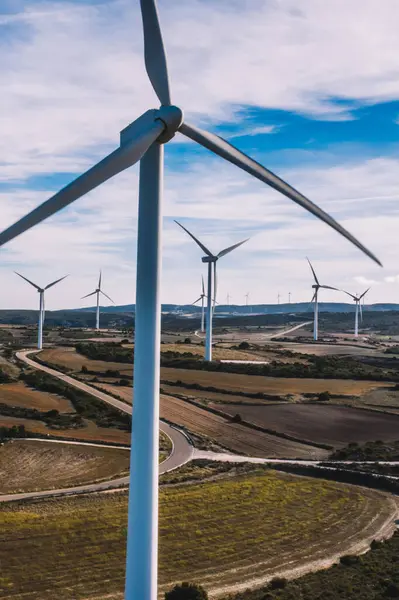 Yenilenebilir yel değirmenlerinin hava manzaralı türbinleri tarım alanına ekolojik güç sağlıyor ve denizin yanındaki geniş tarım çayırlarında esen rüzgârdan enerji alıyor. Alternatif elektrik