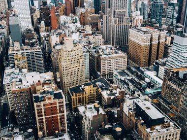 Manhattan şehir merkezindeki helikopter turunda havadan görünüm. New York ilçesinde yüksek binalar ile sahne silüeti. Cityscape Metropolis, yoğun nüfuslu şehir. Geliştirme altyapısı