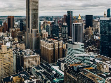 New York 'ta şehir finans bölgesinin gökdelenler ile Manhattan. Scenery silueti etrafında helikopter gezi turu havadan görünümü. Cityscape Metropolis, ünlü Empire State Binası