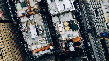 New York şehir merkezinin havadan görünümü su kuleleri ile inşa çatı. Cityscape Metropolis altyapısının helikopteri, şehir sokaklarında ve bölge caddeleri üzerinde hareket eden trafik arabaları, kuş bakışı