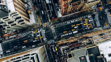 New York şehir merkezindeki bina çatılarının havadan görünümü. Cityscape Metropolis altyapı, trafik arabaları, sarı taksiler şehir sokaklarında hareket ve bölge caddeleri geçiş helikopter kuş bakışı görünümü