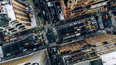 New York şehir merkezindeki bina çatılarının havadan görünümü. Cityscape Metropolis altyapı, trafik arabaları, sarı taksiler şehir sokaklarında hareket ve bölge caddeleri geçiş helikopter kuş bakışı görünümü