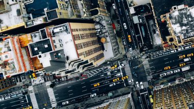 New York şehir merkezindeki bina çatılarının havadan görünümü. Cityscape Metropolis altyapı, trafik arabaları, sarı taksiler şehir sokaklarında hareket ve bölge caddeleri geçiş helikopter kuş bakışı görünümü
