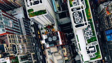 New York şehir merkezinin havadan görünümü su kuleleri ile inşa çatı. Cityscape Metropolis altyapısının helikopteri, şehir sokaklarında ve bölge caddeleri üzerinde hareket eden trafik arabaları, kuş bakışı