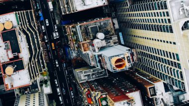 New York şehir merkezinin havadan görünümü su kuleleri ile inşa çatı. Cityscape Metropolis altyapısının helikopteri, şehir sokaklarında ve bölge caddeleri üzerinde hareket eden trafik arabaları, kuş bakışı