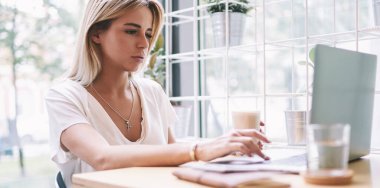 Genç kadın bu profesyonel yazarak yeni program kodu için Web sayfası oluşturmak için iş blog internet alanı, Kafkas sarışın kadın öğrenci arama hakkında bilgi dil kursları online