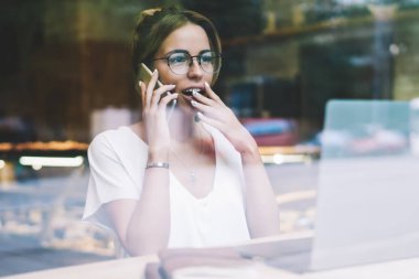Optik gözlükler hayran kadın müşteri hizmetleri ile iletişim ve düşük hesap dengesi hakkında alınan Haberler akıllı telefon arama yapmak için iyi 4g bağlantısı kullanarak şok hissi kapalı