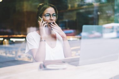 Optik gözlükler hayran kadın müşteri hizmetleri ile iletişim ve düşük hesap dengesi hakkında alınan Haberler akıllı telefon arama yapmak için iyi 4g bağlantısı kullanarak şok hissi kapalı