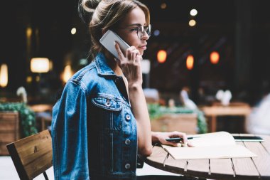 Millennial kadın Yöneticisi müşterilerine Restoran hakkında iletişim için Calling 4g internet kullanarak konuşmak için, kafeterya iç değişiklikler hakkında ortak ile kafkas kadın danışmanlığı