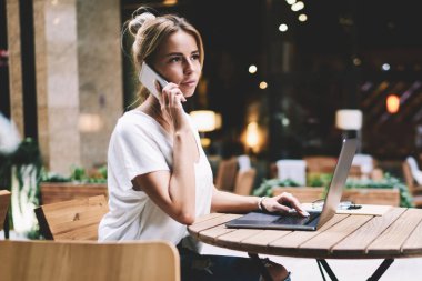 Güzel kadın dizüstü bilgisayar üzerinde sağlayıcı bağlantısı hakkında danışmanlık için müşteri hizmetine çağrıda, beyaz hipster kız meslektaşım modern Netbook yeni multimedya dosyaları hakkında konuşurken