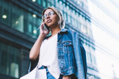 Kot çekici kadın Tanıtım alanında alışveriş yaptıktan sonra ayrılmış taksi için operatör arama, Genç beyaz hipster kız boş cep telefonu ile iletişim için dolaşım bağlantısı kullanarak